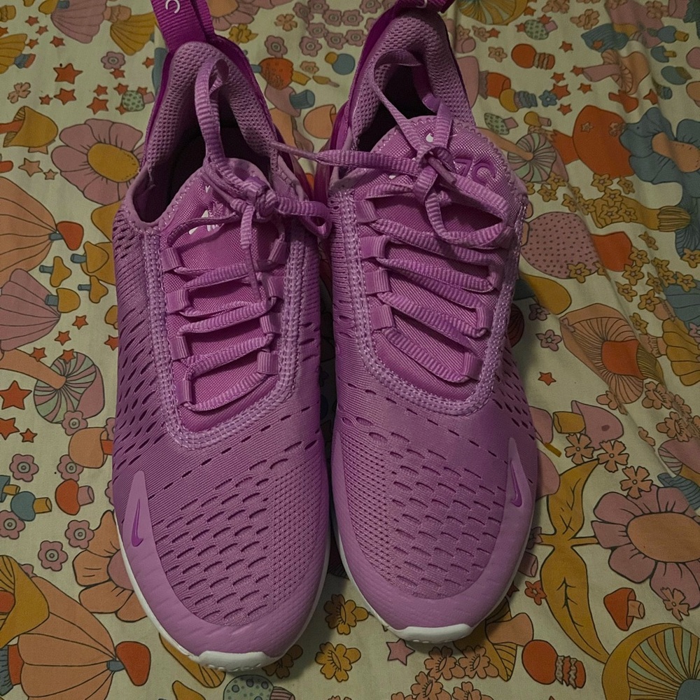 Big kids Nike air max 270. Size 6